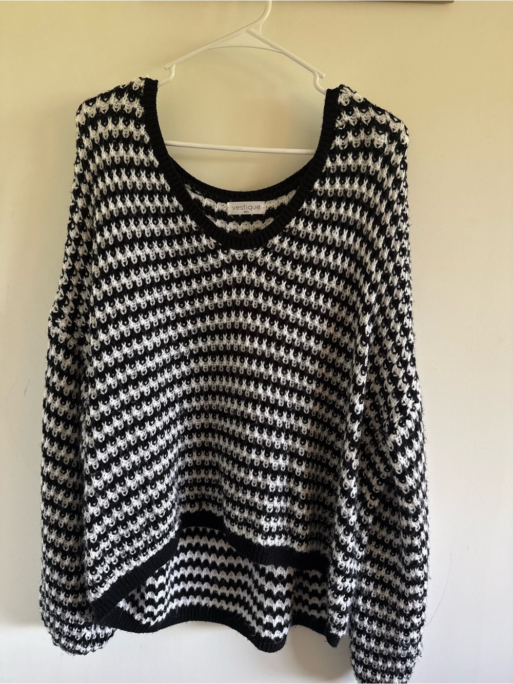 vestique Black and White Scoop Neck Knit Sweater